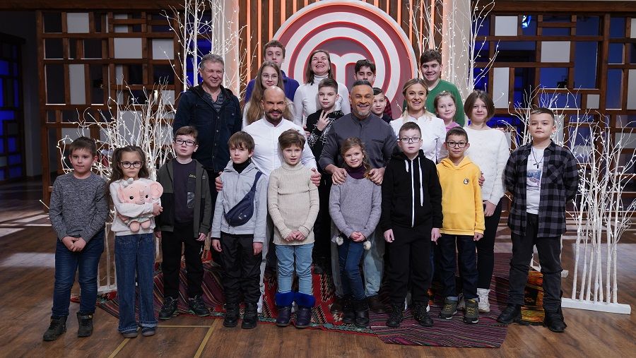 Незабутній подарунок від команди «МастерШеф»: діти-сироти та ВПО провели день залаштунками головного кулінарного проєкту країни Діти-сироти та ВПО провели день залаштунками «МастерШеф»-13