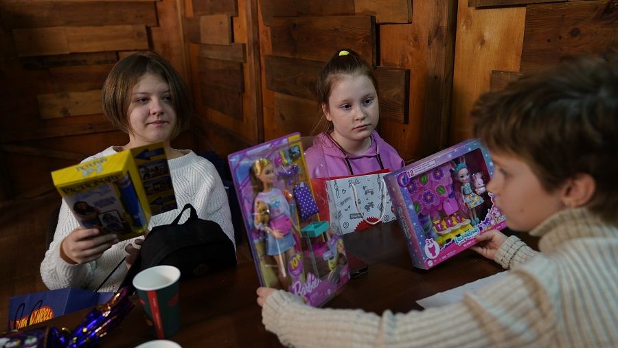 Незабутній подарунок від команди «МастерШеф»: діти-сироти та ВПО провели день залаштунками головного кулінарного проєкту країни Діти-сироти та ВПО провели день залаштунками «МастерШеф»-13