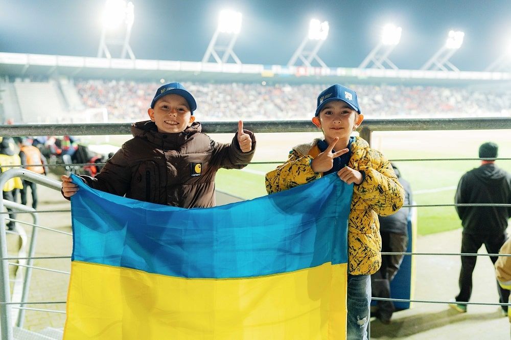 Діти військових з RECOVERY вивели збірні України та Азербайджану на матч у Кракові