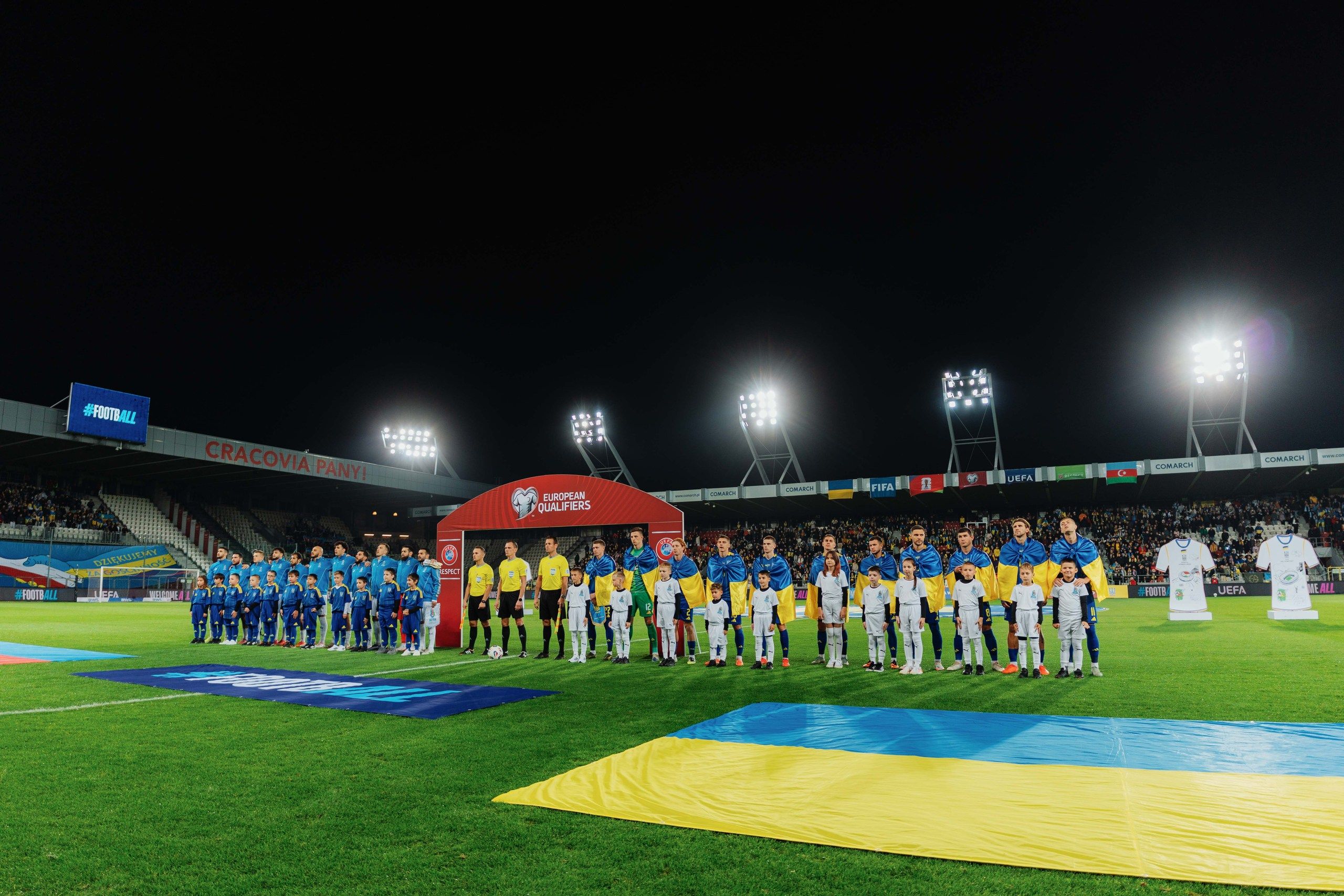 Діти військових з RECOVERY вивели збірні України та Азербайджану на матч у Кракові