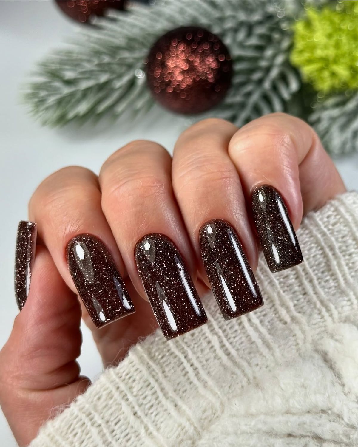 Манікюр на Новий рік 2026: кольори, які привернуть достаток й удачу Манікюр на Новий рік 2026: головні кольори та дизайни на новорічну ніч