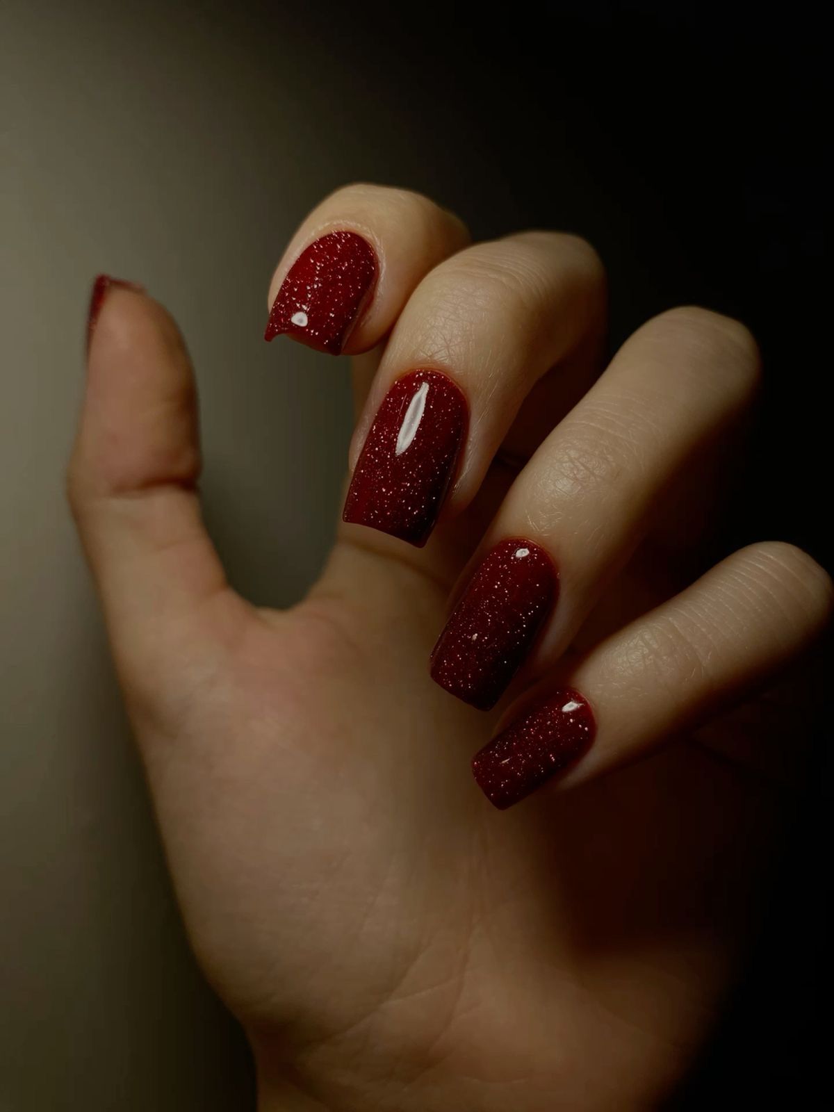 Манікюр на Новий рік 2026: кольори, які привернуть достаток й удачу Манікюр на Новий рік 2026: головні кольори та дизайни на новорічну ніч