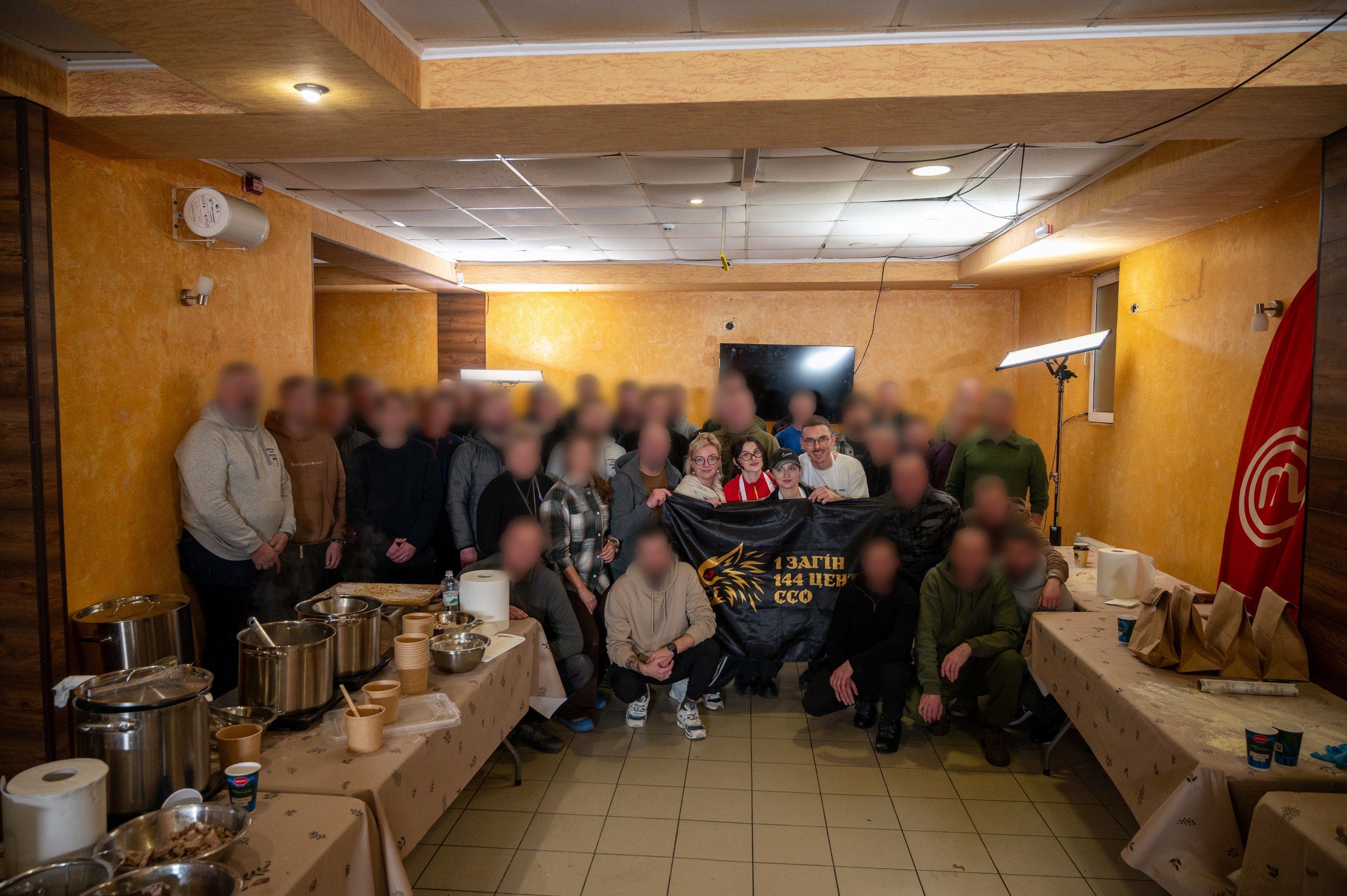 «Рамен» та обійми біля лінії фронту: команда МастерШеф провела майстерклас і частувала наших героїв Команда МастерШеф провела майстерклас для військовослужбовців і частувала наших героїв