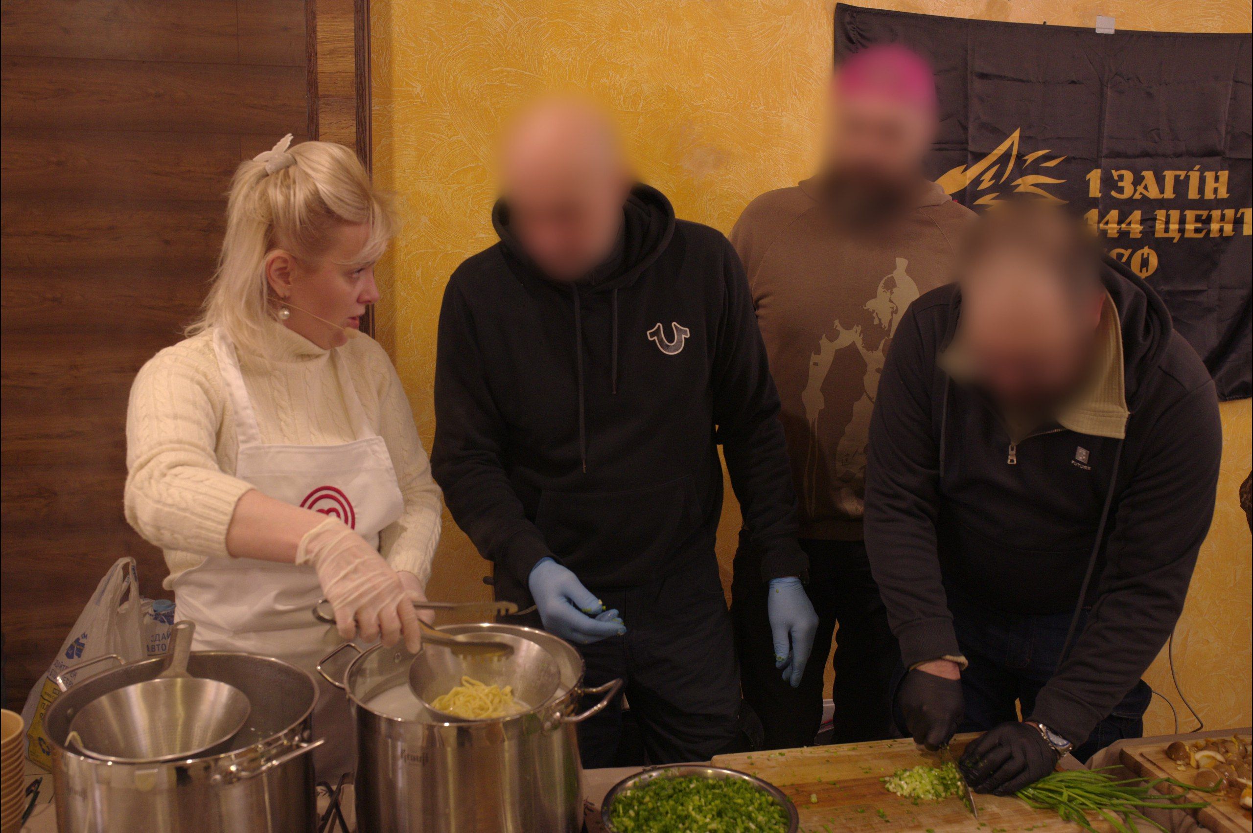 «Рамен» та обійми біля лінії фронту: команда МастерШеф провела майстерклас і частувала наших героїв Команда МастерШеф провела майстерклас для військовослужбовців і частувала наших героїв