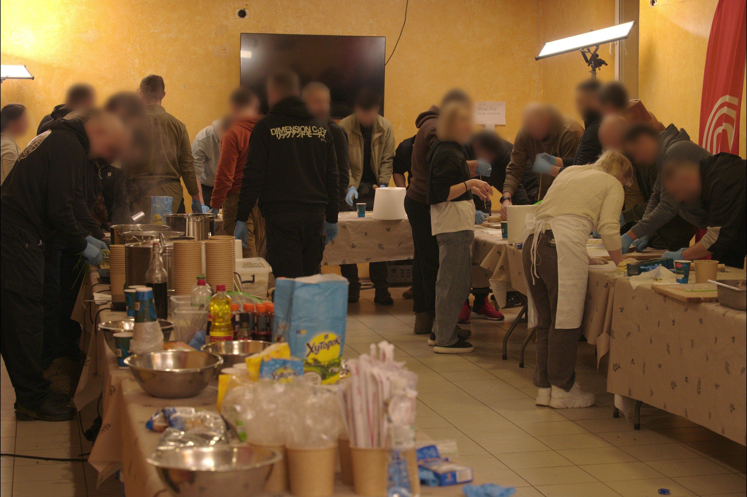 «Рамен» та обійми біля лінії фронту: команда МастерШеф провела майстерклас і частувала наших героїв Команда МастерШеф провела майстерклас для військовослужбовців і частувала наших героїв