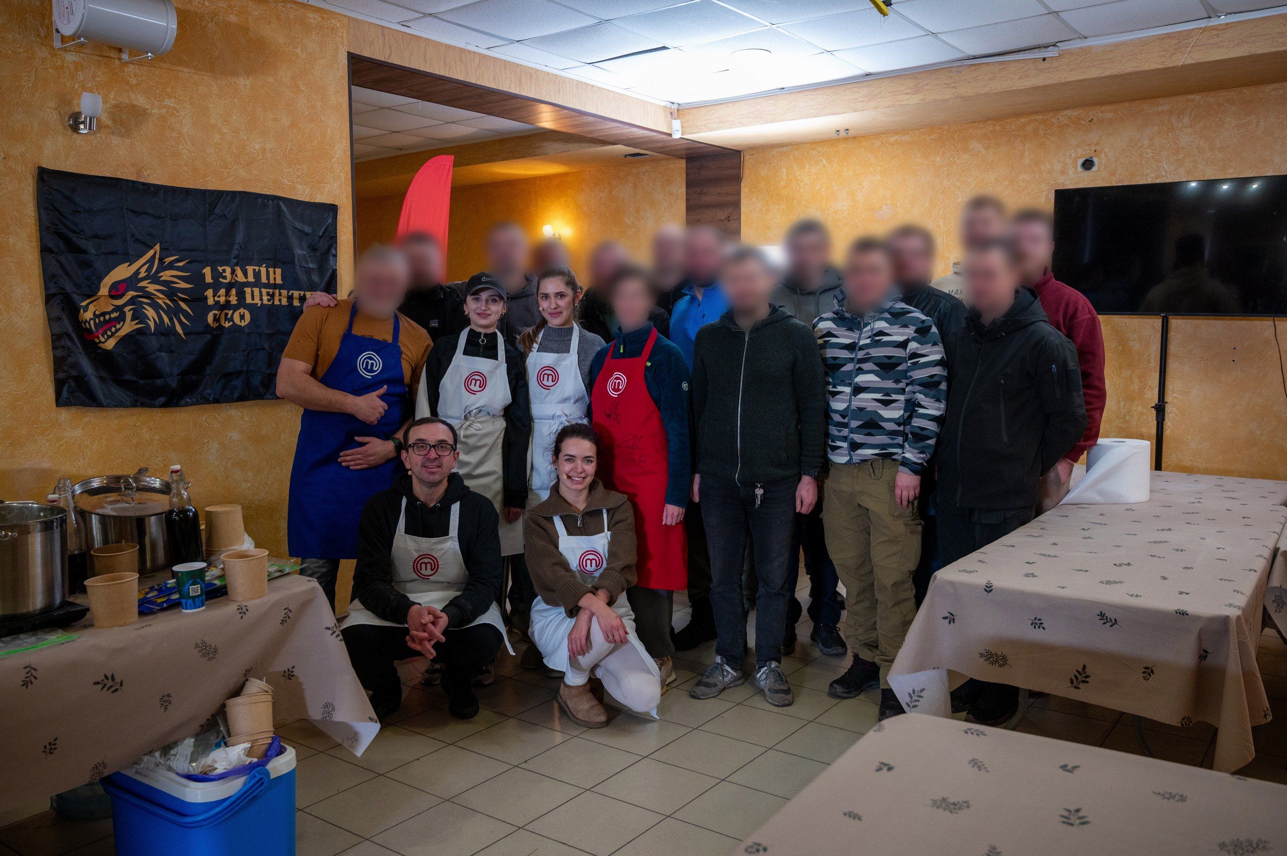 «Рамен» та обійми біля лінії фронту: команда МастерШеф провела майстерклас і частувала наших героїв Команда МастерШеф провела майстерклас для військовослужбовців і частувала наших героїв