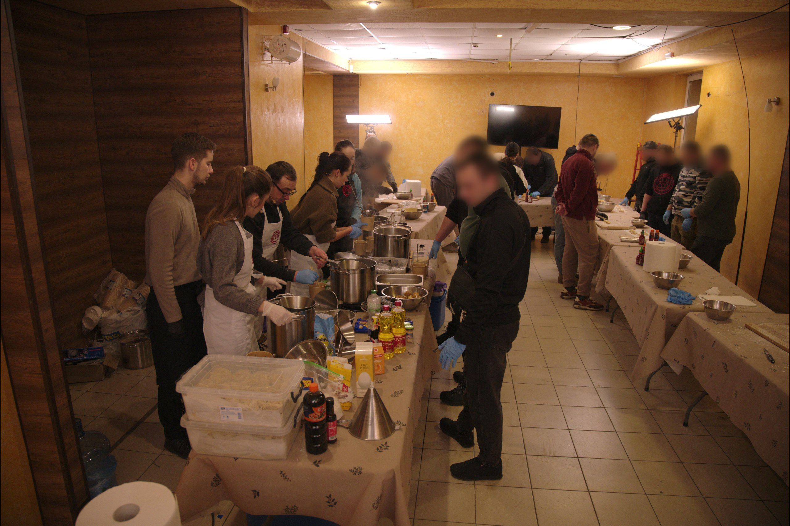 «Рамен» та обійми біля лінії фронту: команда МастерШеф провела майстерклас і частувала наших героїв Команда МастерШеф провела майстерклас для військовослужбовців і частувала наших героїв