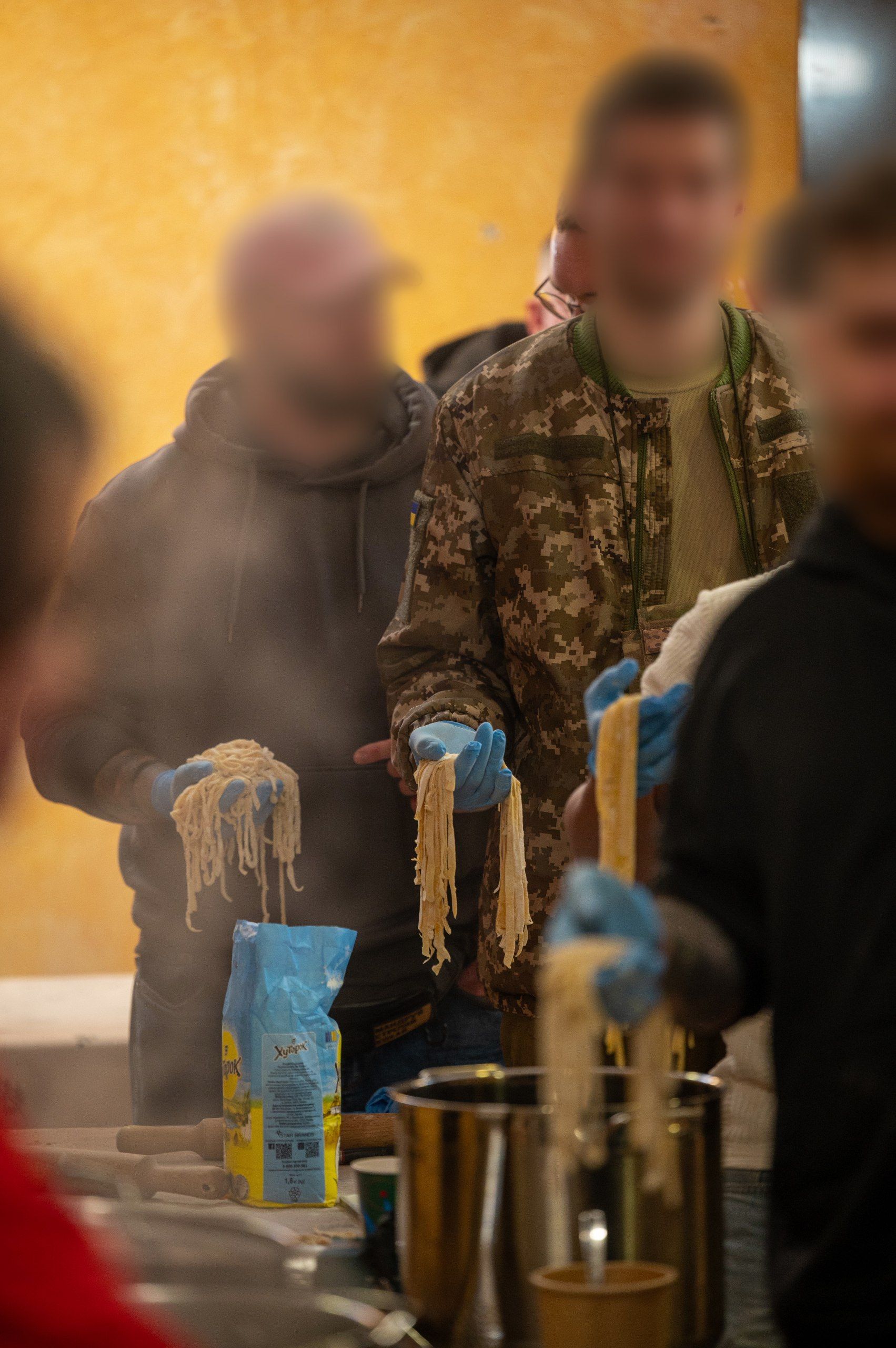 «Рамен» та обійми біля лінії фронту: команда МастерШеф провела майстерклас і частувала наших героїв Команда МастерШеф провела майстерклас для військовослужбовців і частувала наших героїв