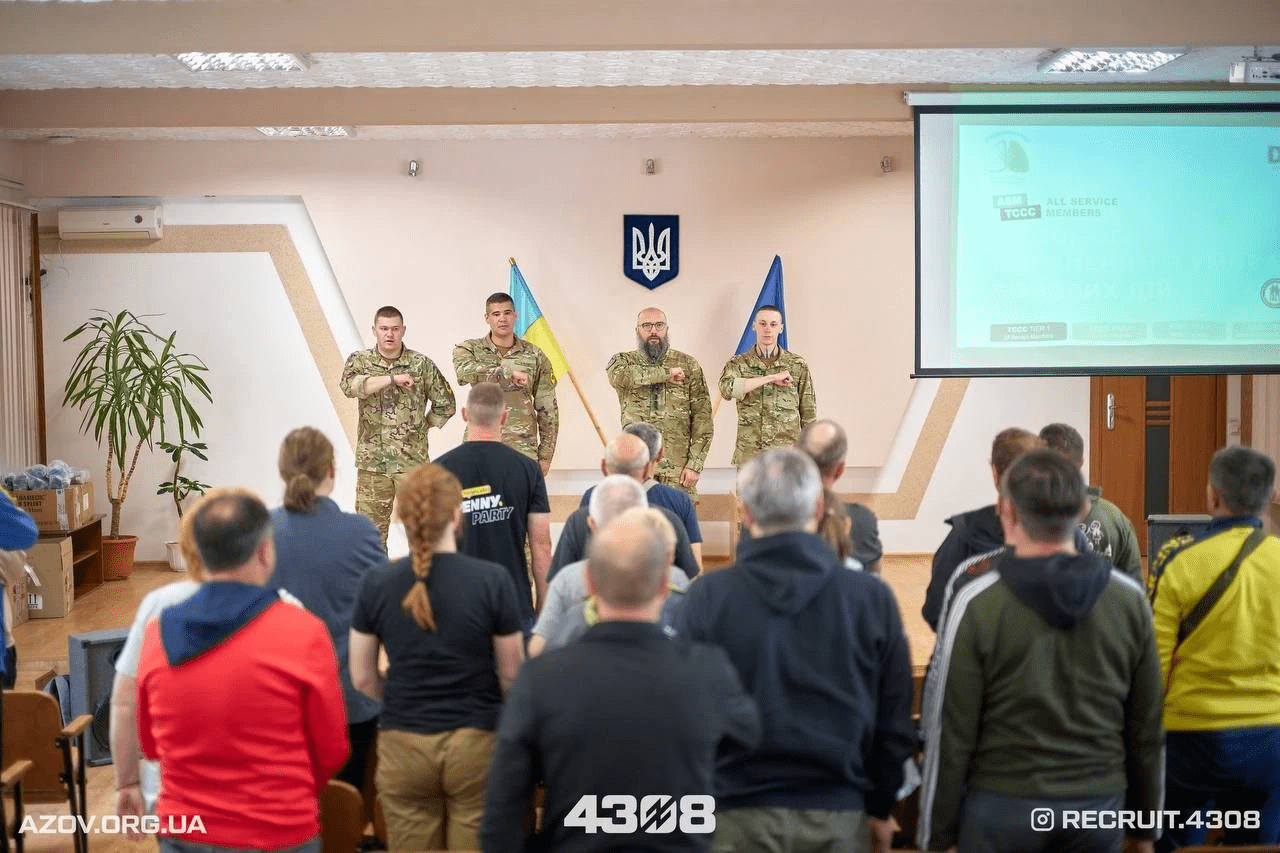 «Азовська школа»: як корпус «Азов» змінює розмову про службу Зустріч рекрутингової кампанії «Азовська школа»: представники 1-го корпусу НГУ «Азов» спілкуються з цивільними у навчальному залі