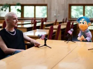 «Перший раз»: в Україні вийшло шоу про сексуальну освіту з зірковими гостями та британською лялькою-puppet Фото 8 до: «Перший раз»: в Україні вийшло шоу про сексуальну освіту з зірковими гостями та британською лялькою-puppet