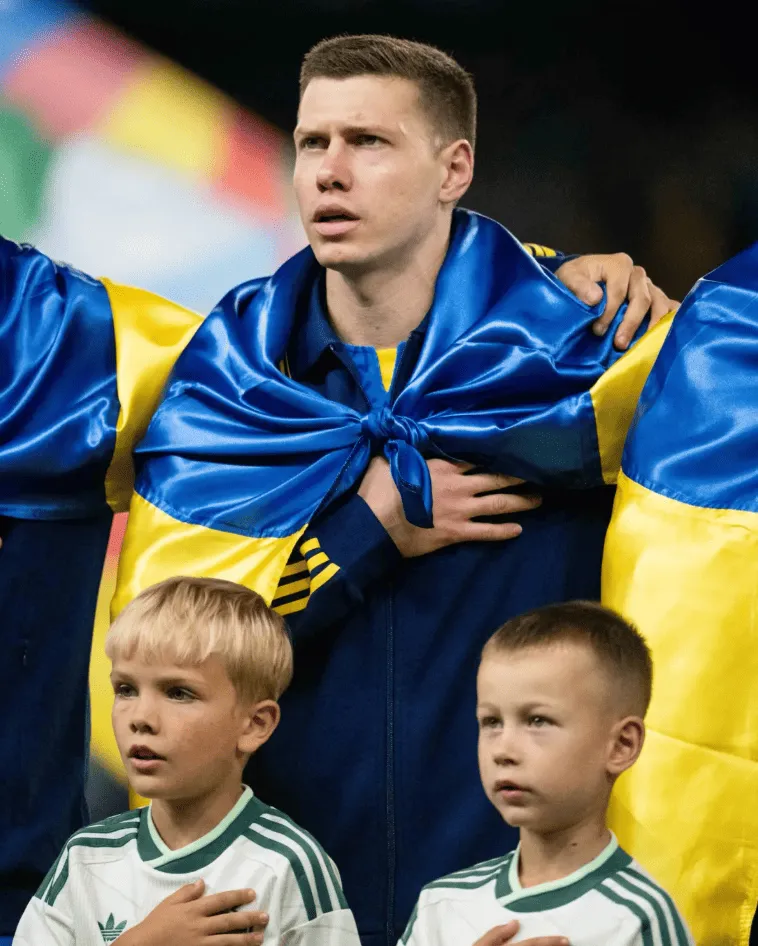 Діти військових, які відновлюються в центрах RECOVERY, вивели збірні України та Північної Ірландії на матчі у Трнаві 