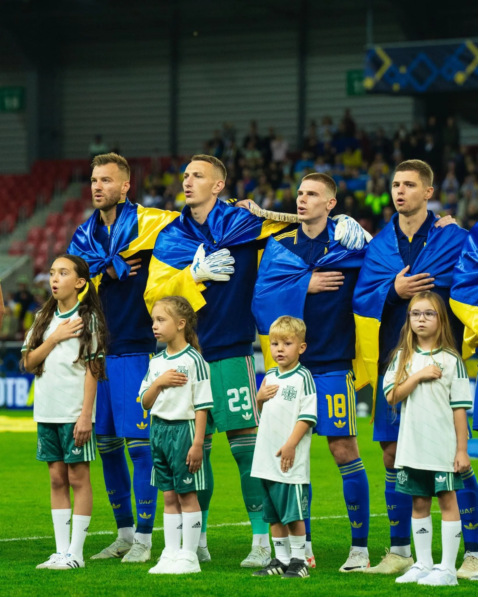 Діти військових, які відновлюються в центрах RECOVERY, вивели збірні України та Північної Ірландії на матчі у Трнаві 