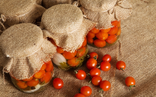 Консервированные помидоры на зиму: топ-3 рецепта iStock-607482042