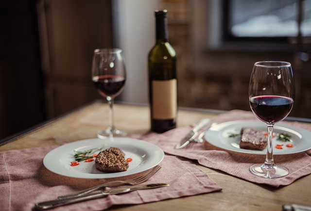 Лучшие романтические завтраки и ужины ко Дню Святого Валентина Red wine and steaks