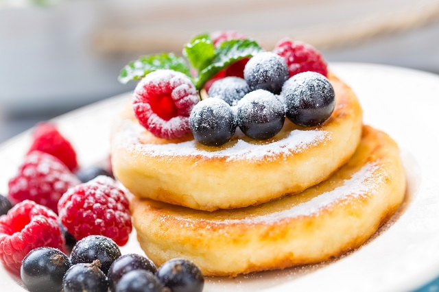 Лучшие романтические завтраки и ужины ко Дню Святого Валентина Cottage cheese pancakes, syrniki, curd fritters with berries