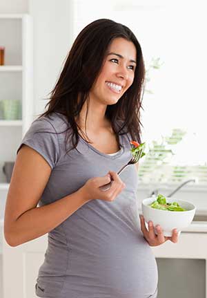 Pregnant-woman-eating-salad