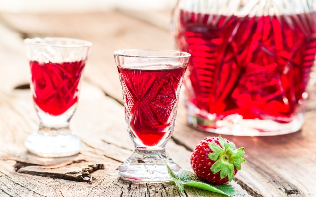 Як приготувати полуничну наливку? Простий рецепт iStock-586751682