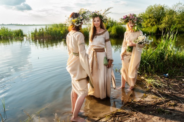 Народні звичаї на Івана Купала: ворожіння, обряди, обереги Beautiful women with flower wreath