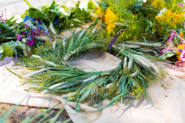 Народні звичаї на Івана Купала: ворожіння, обряди, обереги MINSK, BELARUS - July 5, 2015: Wreath of wild flowers. Slavic Belarusian holiday Ivan Kupala in Belarus. Midsummer