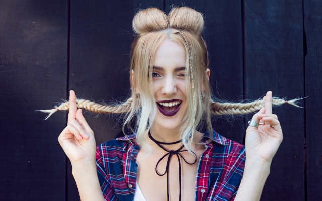 как с помощью косичек сделать локоны