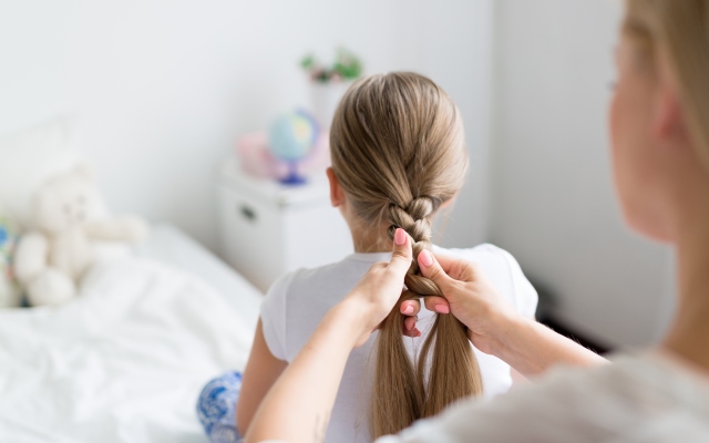 как с помощью косичек сделать локоны