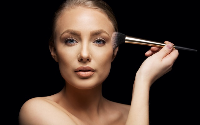 Як правильно наносити рум’яна: секрети iStock-480288897