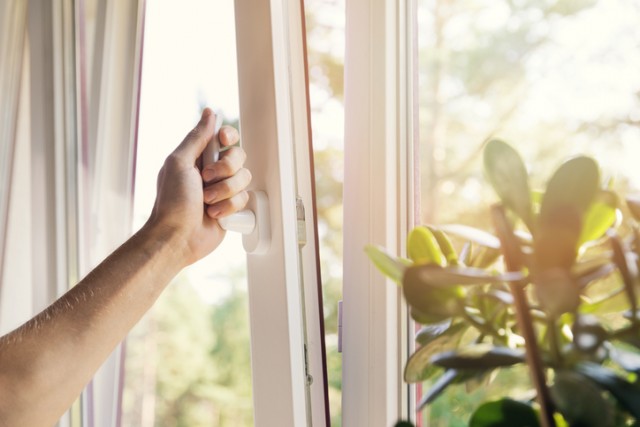 Як позбутися цвілі на стінах: рецепт засобу своїми руками hand open white plastic pvc window at home