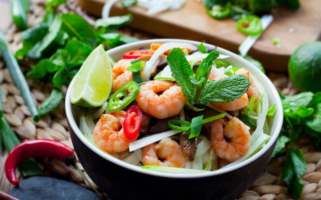 Теплый салат «Оливье»: рецепт новогоднего салата от Микаэля Арояна iStock-513585576