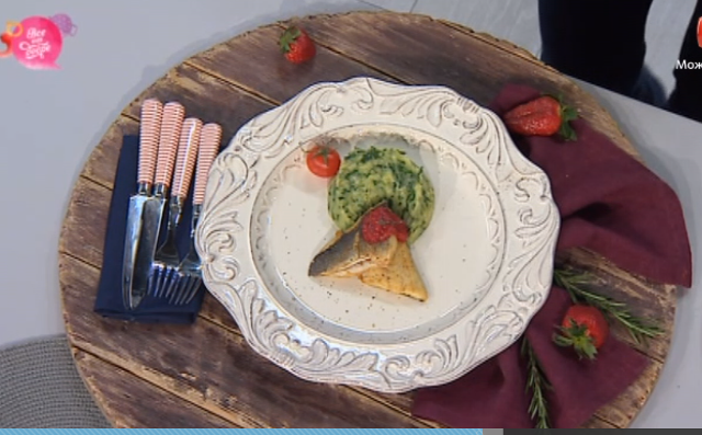 Рыба со шпинатным пюре с клубничным соусом