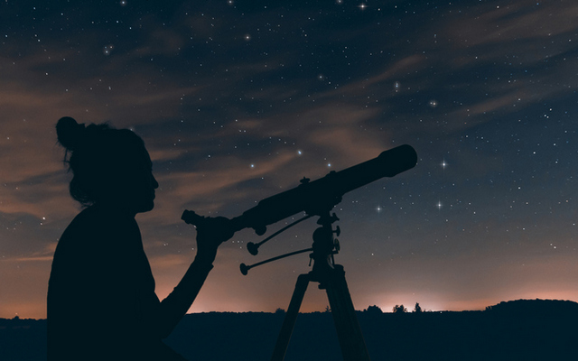 Гороскоп на сьогодні (10 липня 2018) від «Все буде добре» Woman with astronomical telescope. Night sky, with clouds and constellations