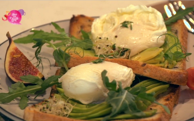 тост с яйцом-пашот и авокадо