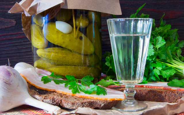 Чим закусувати алкоголь в Новий рік: поради експерта закуска до горілки