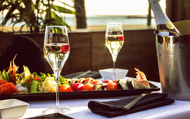 Чим закусувати алкоголь в Новий рік: поради експерта закуска до шампанського