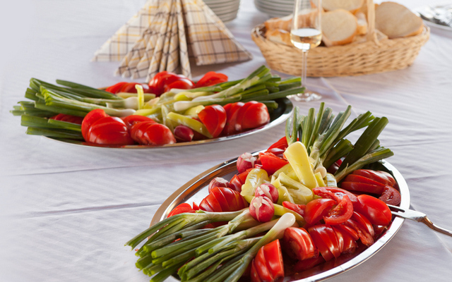 Чим закусувати алкоголь в Новий рік: поради експерта закуска до шампанського