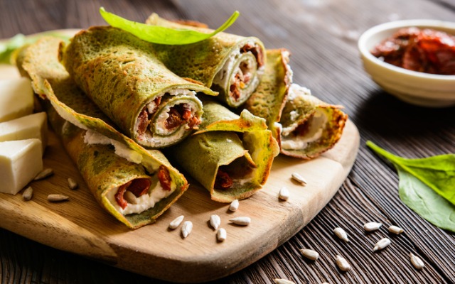 Рецепт млинців на Масляну 2020 з солоною або солодкою начинкою блины на масленицу