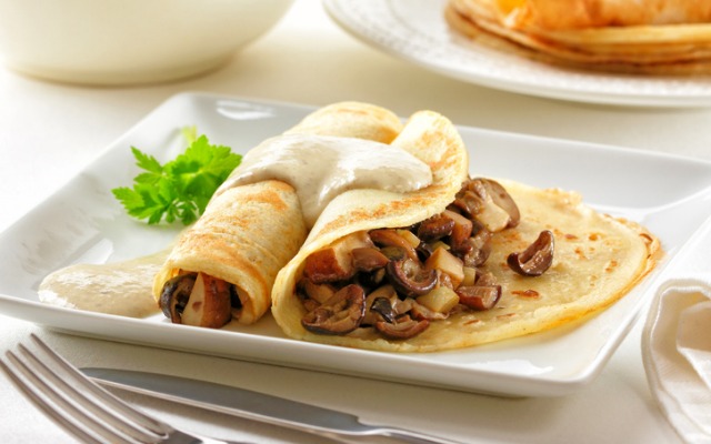 Рецепт картопляних млинців на Масляну 2021 з припіком із грибів блины с грибами