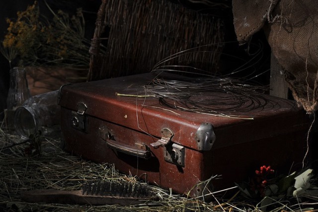 Как правильно поступать с вещами умершего человека? чемодан