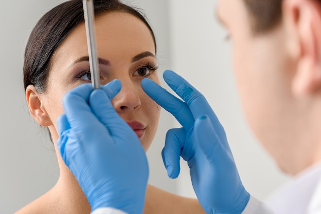 Які бувають захворювання носової порожнини? Physician examining face of serene female