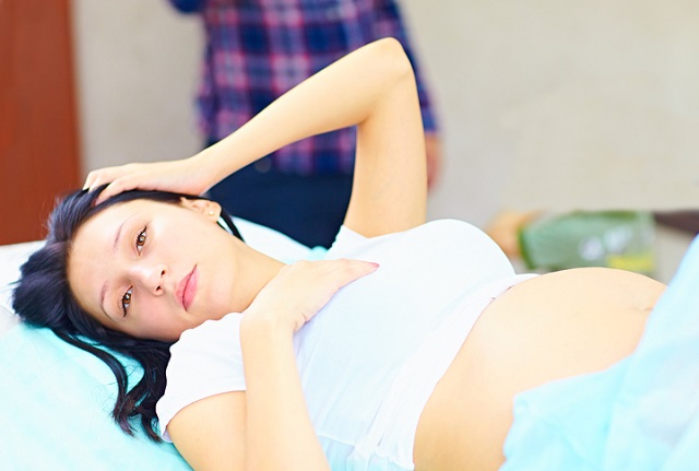 Кесарів розтин: що потрібно знати про операцію та наслідки tired young pregnant woman during childbirth