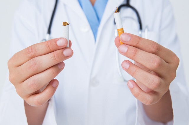 Наслідки куріння і шкода для внутрішніх органів Doctor breaking cigarette