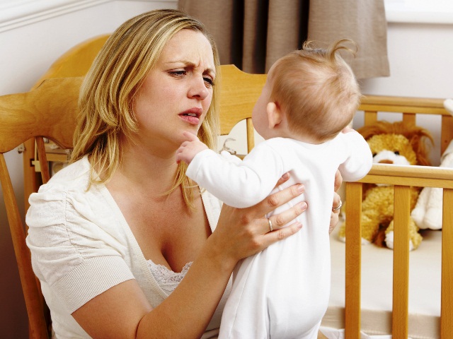 Михаил Присяжнюк рассказал, как оформить декретный отпуск Stressed Mother Holding Baby In Nursery
