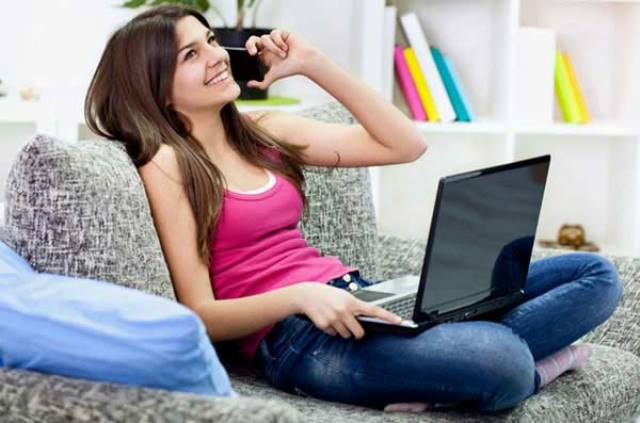 У ребенка появились первые серьезные отношения. Как быть родителям? Young girl using modern technology