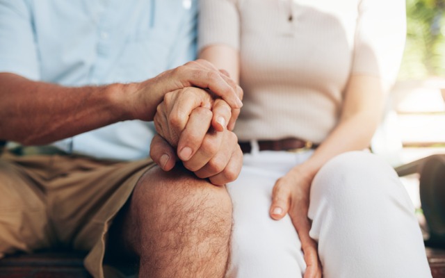 Женские хитрости: как остаться желанной для мужа на долгие годы loving-couple-sitting-together-and-holding-hands-picture-id515080074