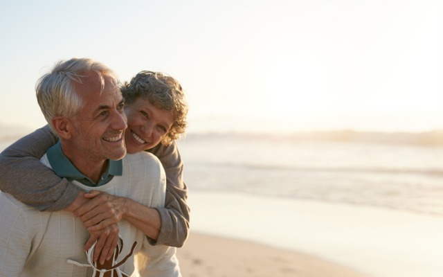 Женские хитрости: как остаться желанной для мужа на долгие годы senior-couple-having-fun-at-the-beach-picture-id629225096