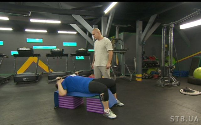 «Зважені та щасливі»: вправи для грудних м’язів від В’ячеслава Узєлкова «Зважені та щасливі»: вправи для грудей від В’ячеслава Узєлкова