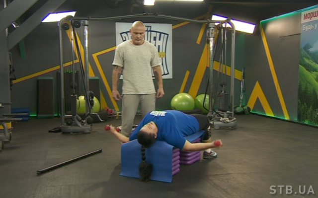 «Зважені та щасливі»: вправи для грудних м’язів від В’ячеслава Узєлкова «Зважені та щасливі»: вправи для грудей від В’ячеслава Узєлкова