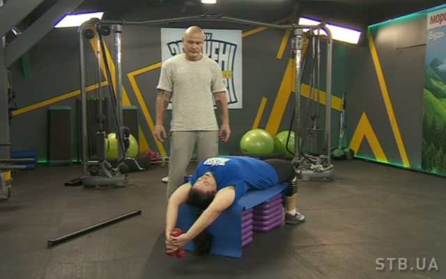 «Зважені та щасливі»: вправи для грудних м’язів від В’ячеслава Узєлкова «Зважені та щасливі»: вправи для грудей від В’ячеслава Узєлкова