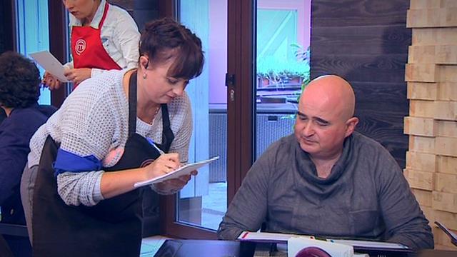 Участники довели Лену Иващук до обморока vlcsnap-2016-12-07-15h46m06s28