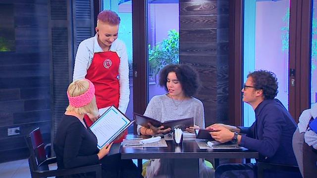 Участники довели Лену Иващук до обморока vlcsnap-2016-12-07-15h47m20s239