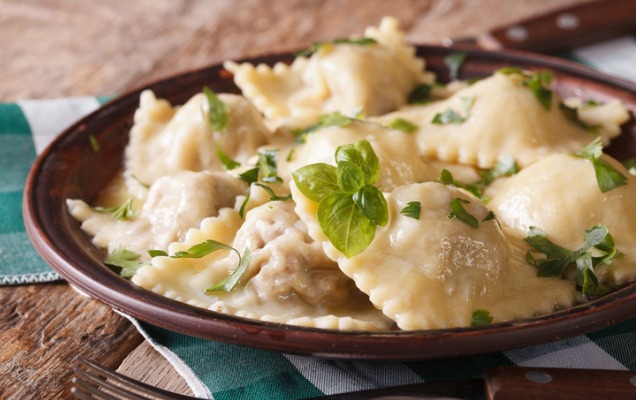 Ананасові равіолі з рікотою і кавовою ікрою від Саші Шульги hot-meat-dumplings-closeup-on-a-plate-horizontal-picture-id484226002